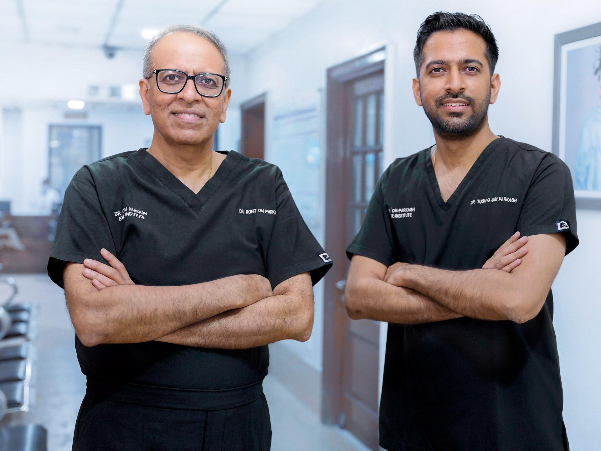 Dr. Rohit Om Parkash și Dr. Tushya Om Parkash.
