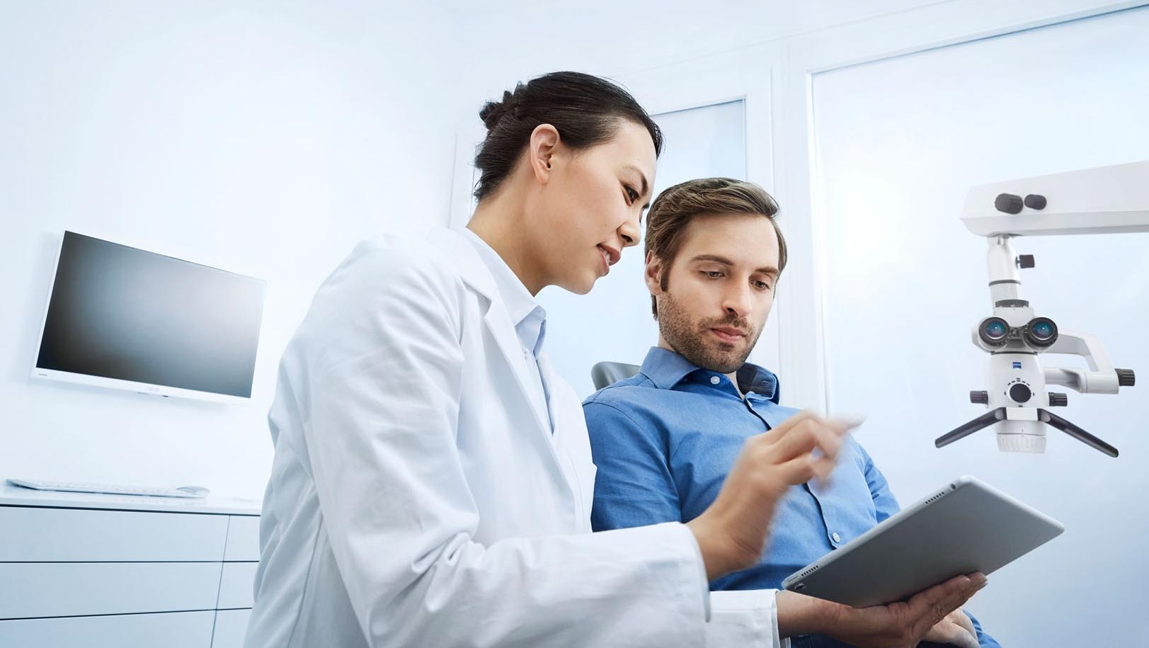 The picture shows a dental examination with ZEISS workflow solution for dentistry