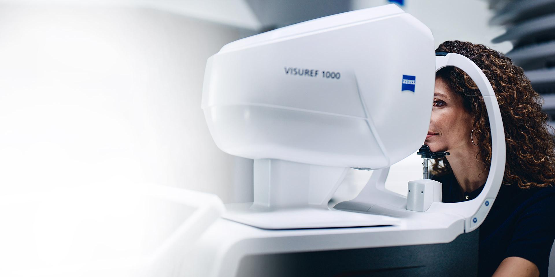 O femeie care se uită prin ZEISS VISUREF 1000.