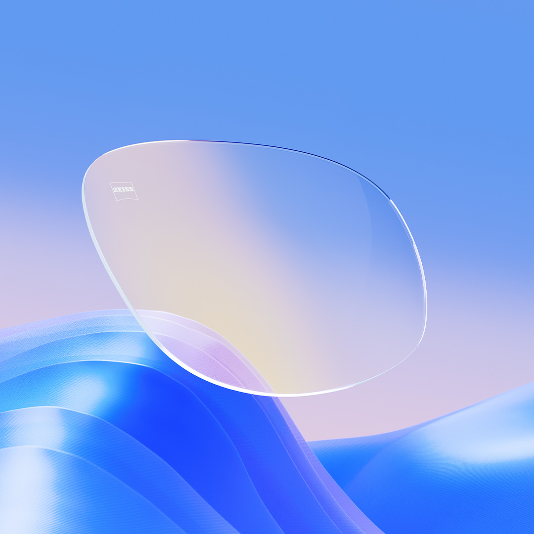 Lentilele incolore cu tratament ZEISS DuraVision Gold UV, cu o reflexie aurie subtilă.