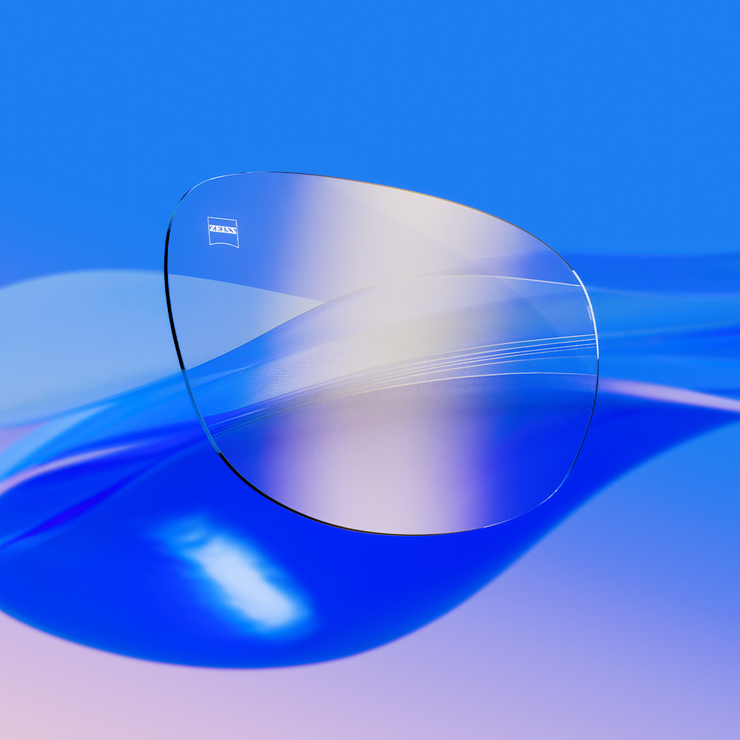Lentilele incolore cu tratament ZEISS DuraVision Gold UV, cu o reflexie aurie subtilă.