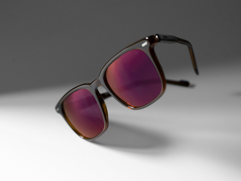 Tratament pentru lentile ZEISS DuraVision Gold UV pe lentile de ochelari de soare vișinii.