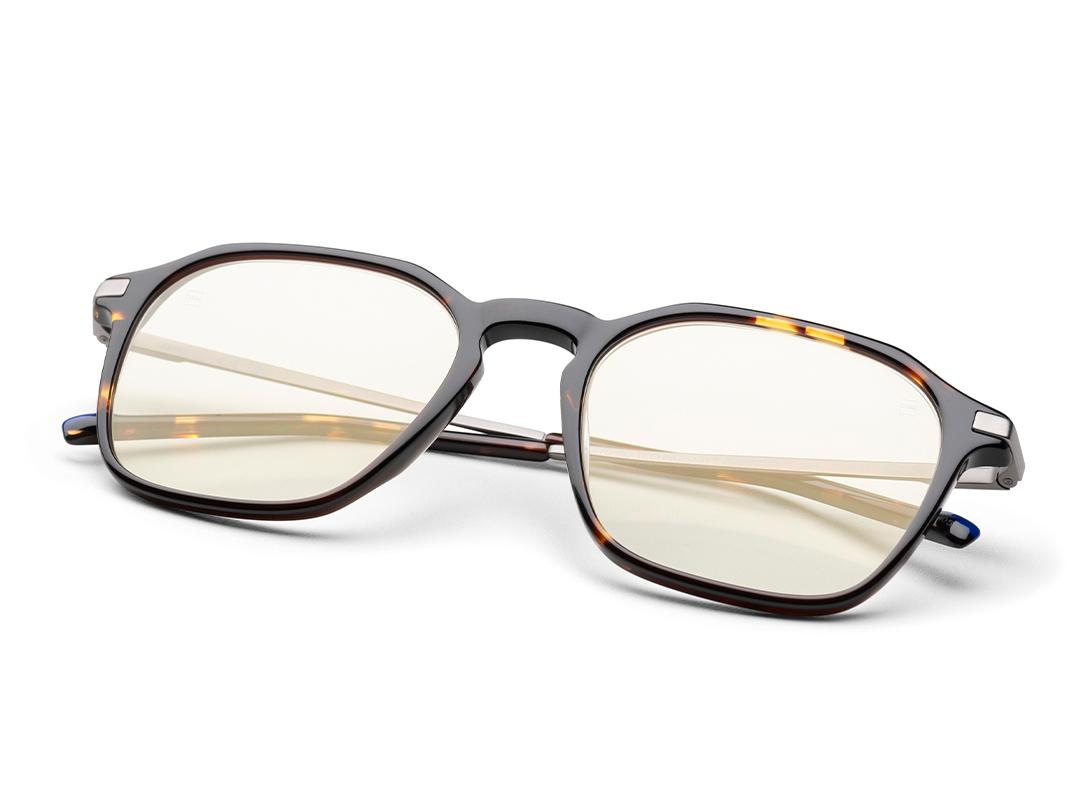Ochelari de vedere clari cu o ramă maro și lentile cu tratament antireflex ZEISS DuraVision Gold UV.