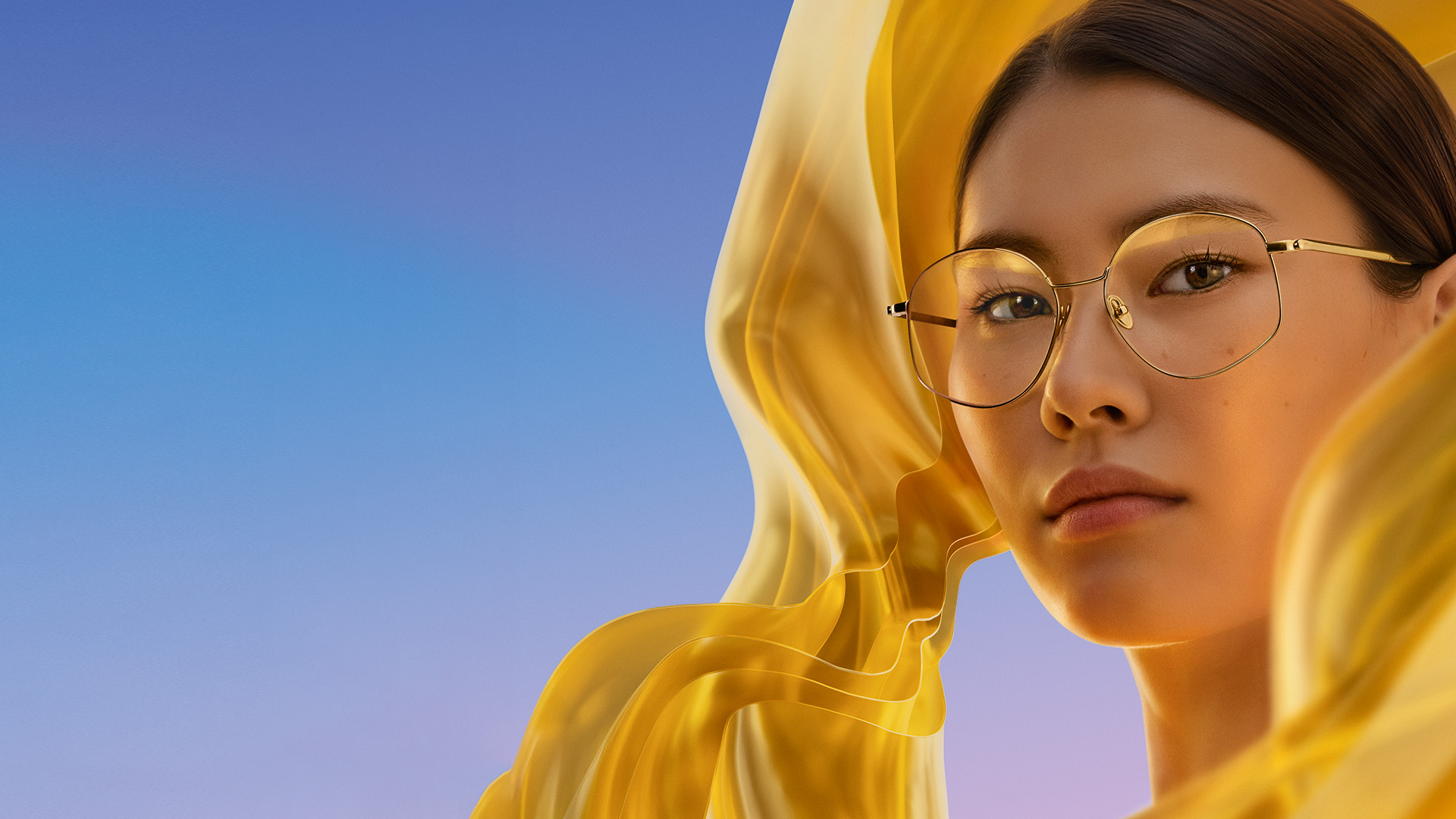 Femeie care poartă lentile cu tratament antireflex ZEISS DuraVision Gold UV, prezentând reflexul auriu subtil pe lentilă.