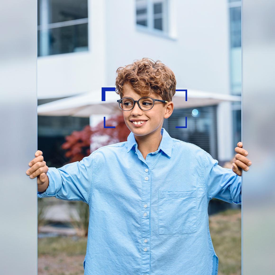 Băiat tânăr care poartă ochelari ZEISS SmartLife Young