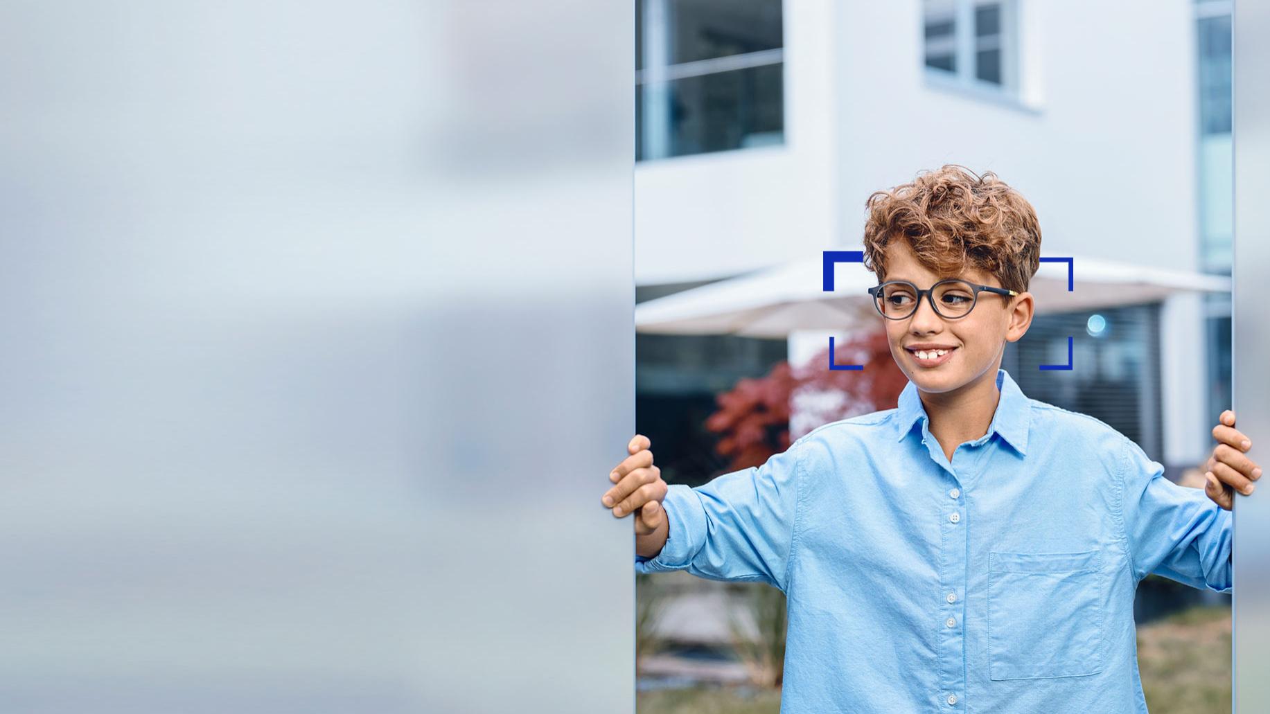 Băiat tânăr care poartă ochelari ZEISS SmartLife Young