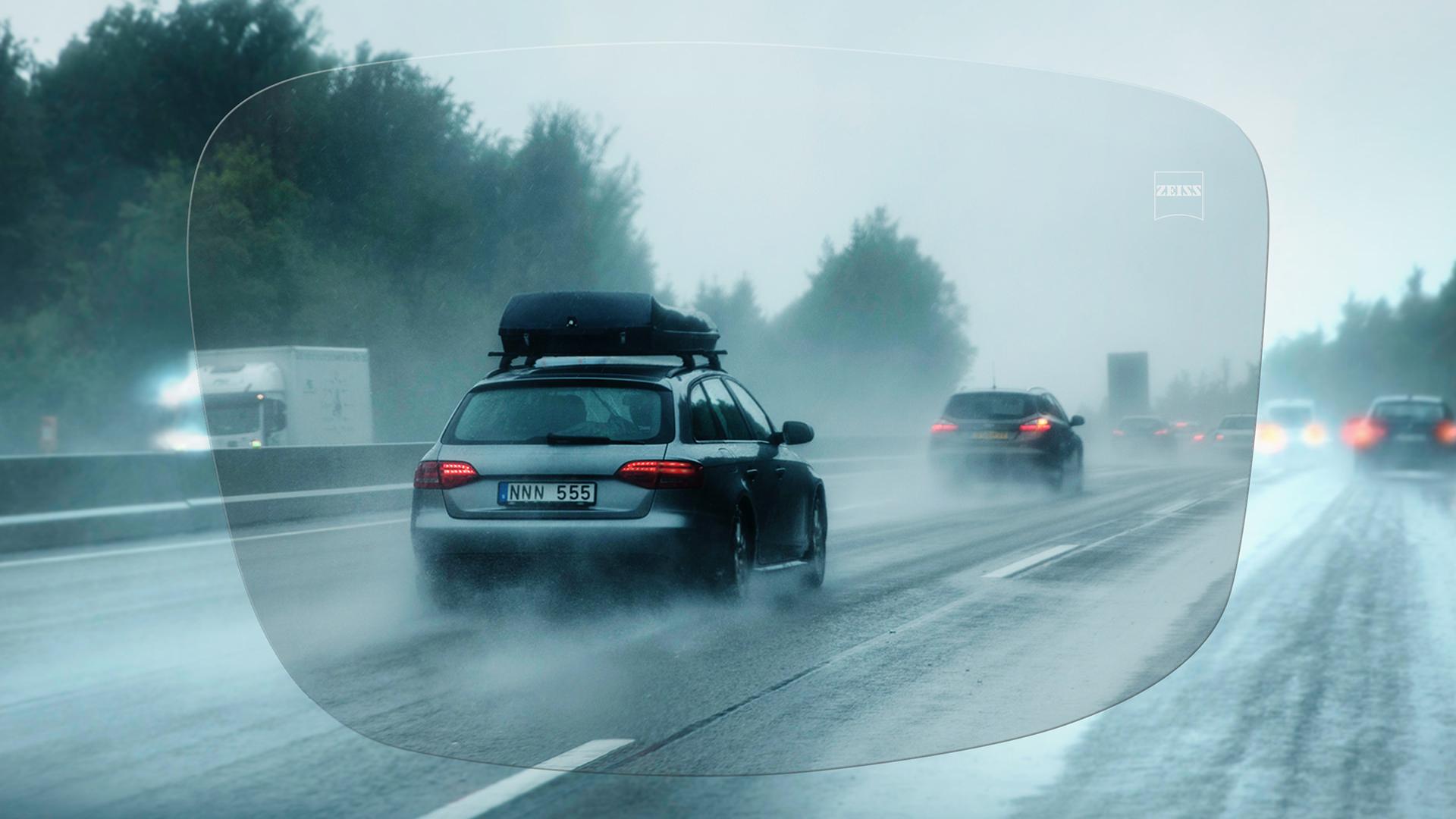 Vedere prin lentile monofocale ZEISS DriveSafe Individual pe autostradă, într-o zi ploioasă 