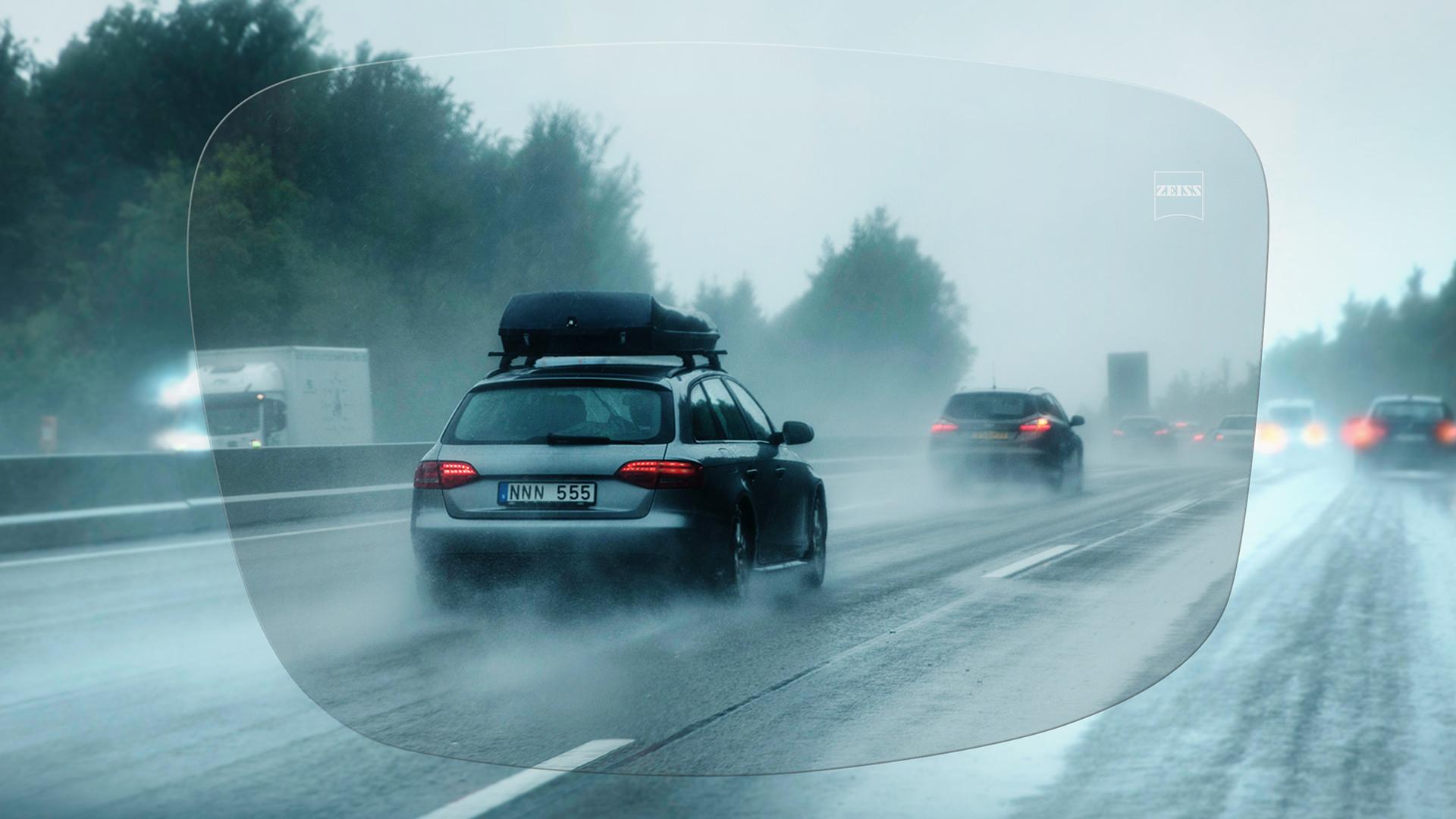 Vedere prin lentilele monofocale ZEISS DriveSafe Individual pe autostradă, într-o zi ploioasă 