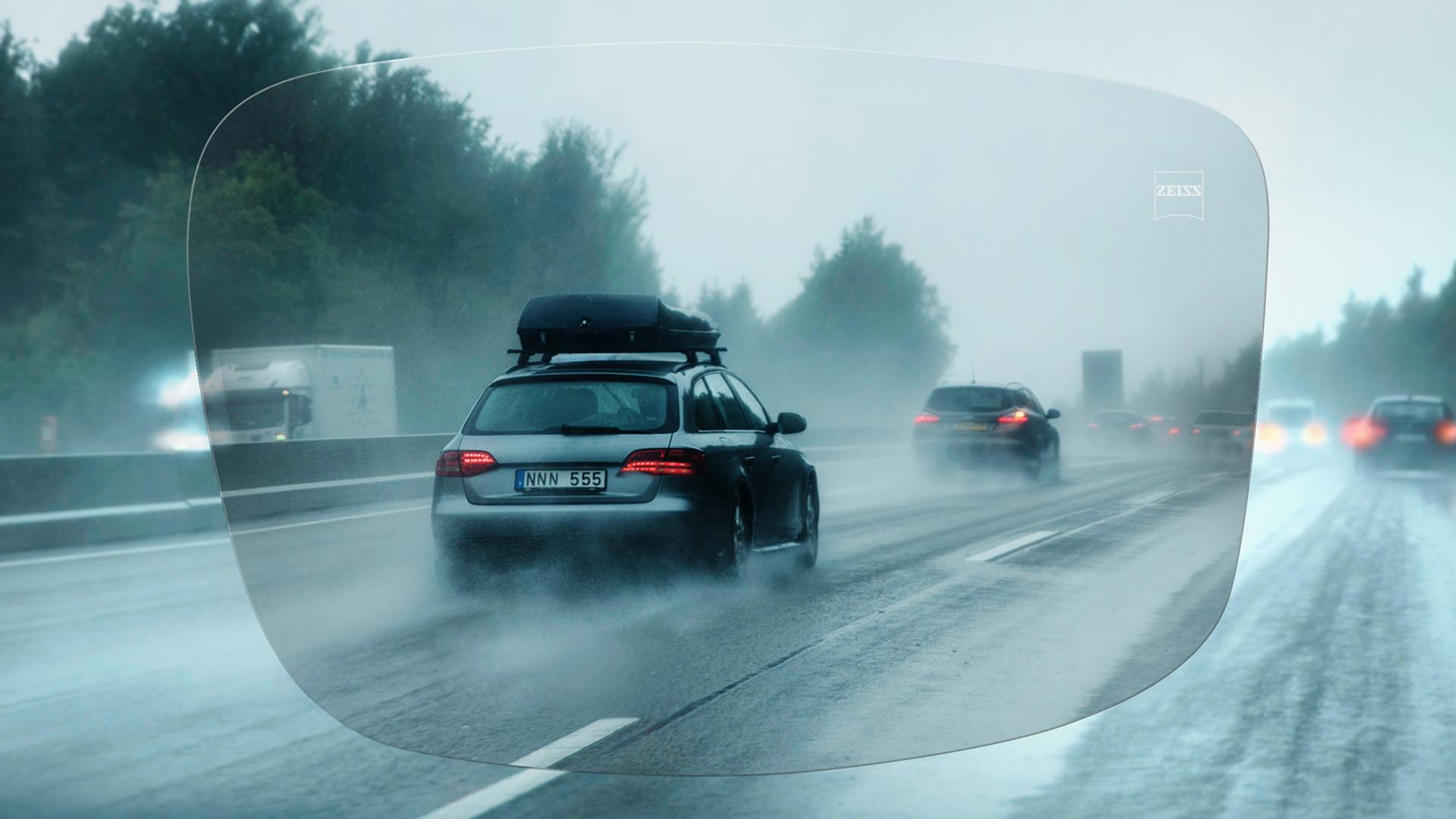 Vedere prin lentilele monofocale ZEISS DriveSafe pe autostradă, într-o zi ploioasă 