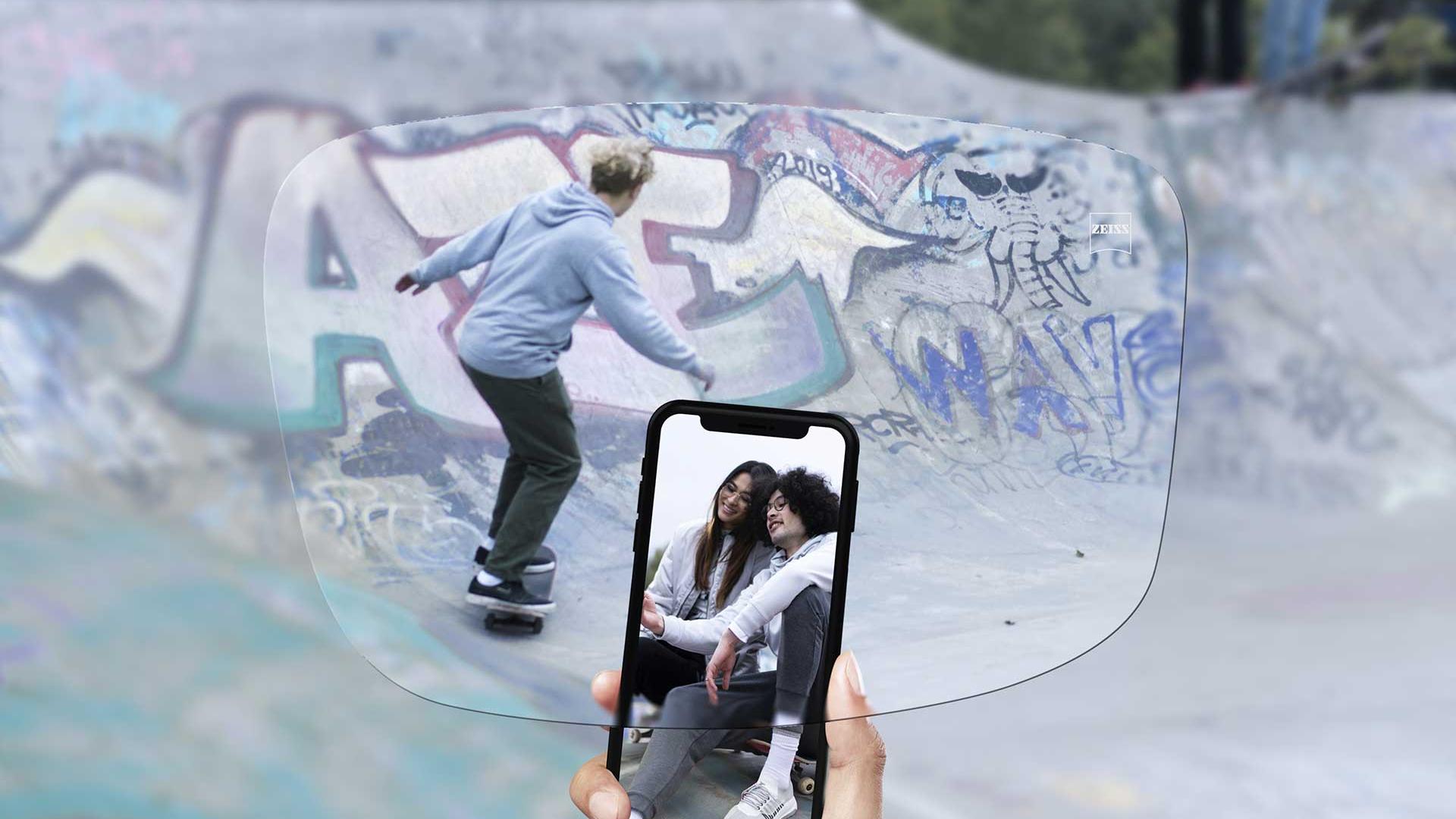 Vederea unui skate park prin lentilele monofocale ZEISS SmartLife Young. 