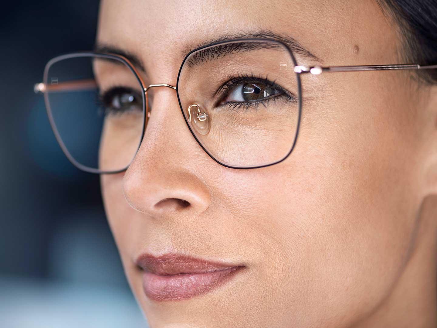 Închidere la nivelul ochelarilor de soare în aer liber și claritate perfectă în încăperi