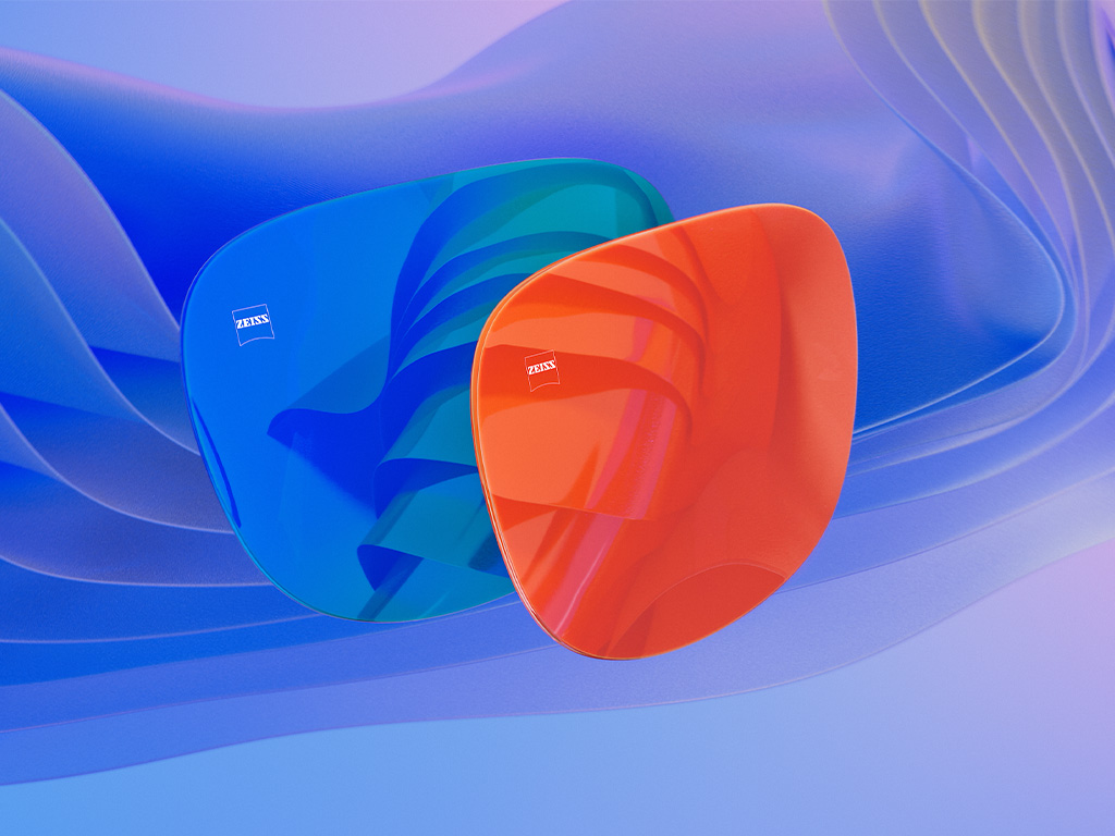 Ilustrație CGI 3D a două lentile de ochelari de soare cu o peliculă reflectorizantă albastră și una portocalie.