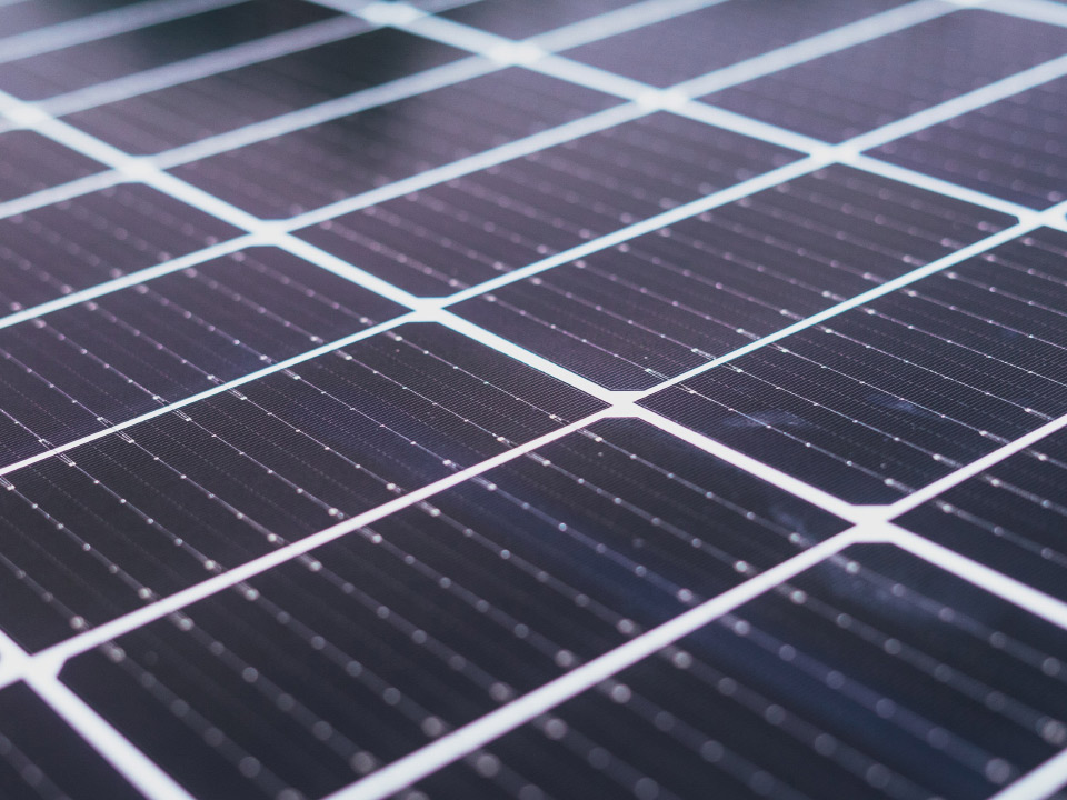 O imagine de aproape a panourilor fotovoltaice. 