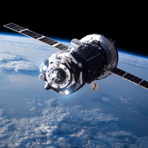 Imaginea unui satelit în spațiu, care zboară deasupra pământului. 