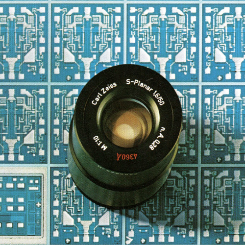 O imagine a unui obiectiv ZEISS S-Planar în partea superioară a microstructurilor. 