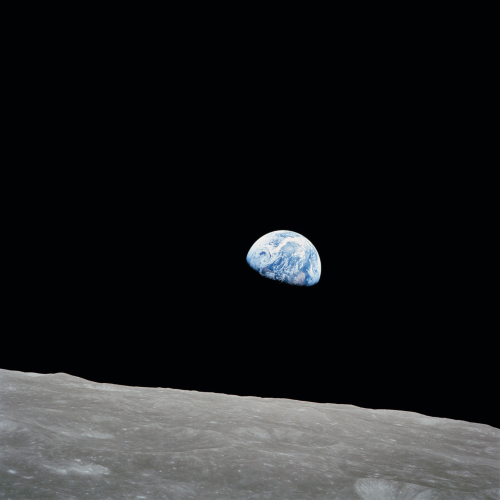 Imaginea emblematică „Răsăritul Pământului”, realizată cu un teleobiectiv ZEISS Sonnar de 250 mm în timpul misiunii Apollo 8. 
