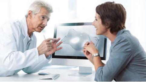 Doctor furnizând informații despre lentilele intraoculare ZEISS (IOL-uri)