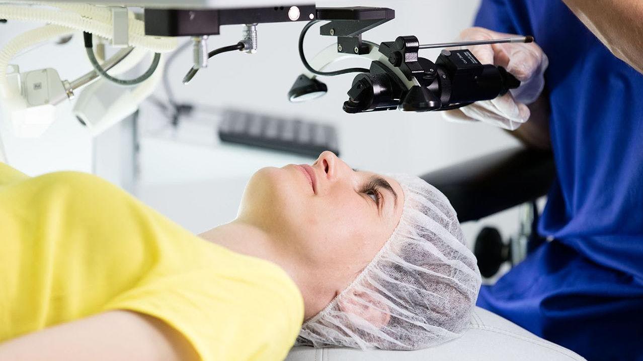 Pacient supus unei intervenții chirurgicale cu laser asupra ochilor