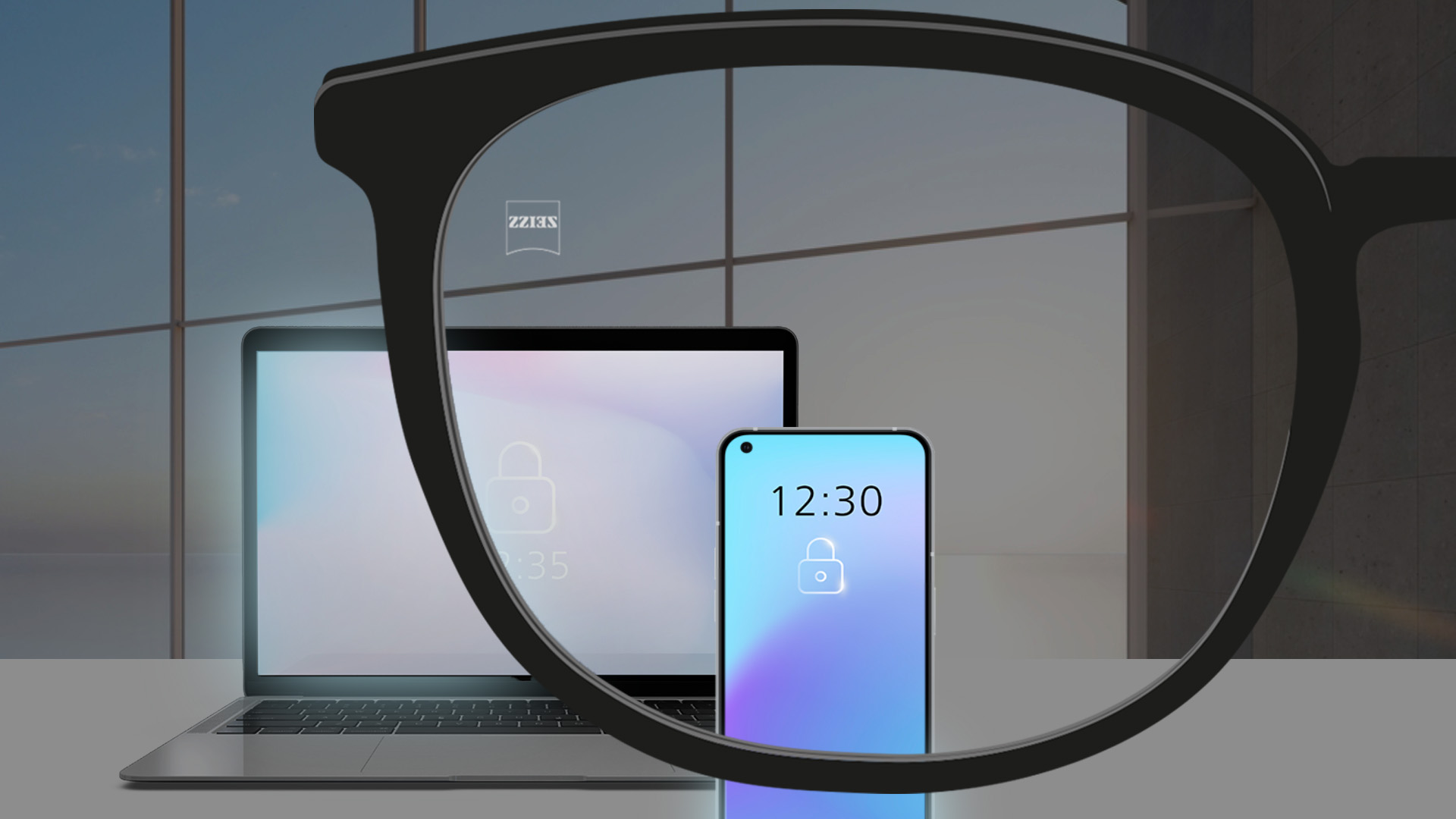 O imagine cu punct de vedere cu un laptop și un smartphone într-o cameră puțin luminată.