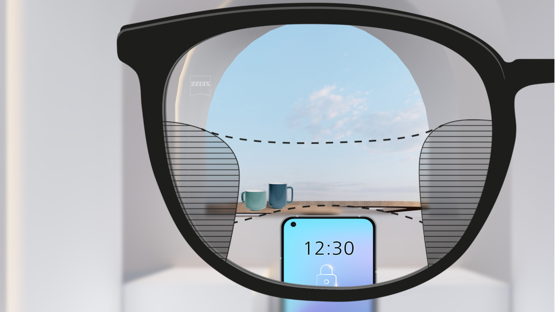 O imagine cu punct de vedere cu lentilele progresive ZEISS SmartLife cu un smartphone și cești pe fundal, iar lentilele sunt complet incolore, cu părți subțiri neclare la stânga și la dreapta.
