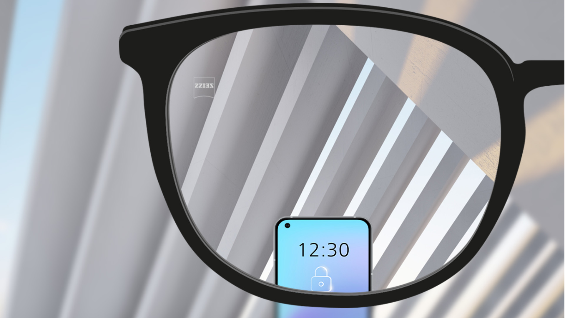O imagine cu punct de vedere cu lentilele monofocale ZEISS SmartLife cu un smartphone și lentile complet incolore.