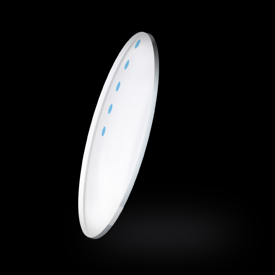 Trei ilustrații cu lentilelor sferice monofocale standard, cu lentile asferice monofocale standard și cu lentile monofocale ClearView de la ZEISS, care arată diferența dintre punctele de optimizare incluse și grosimea lentilelor.