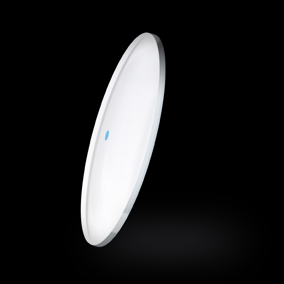 Trei ilustrații cu lentilelor sferice monofocale standard, cu lentile asferice monofocale standard și cu lentile monofocale ClearView de la ZEISS, care arată diferența dintre punctele de optimizare incluse și grosimea lentilelor.