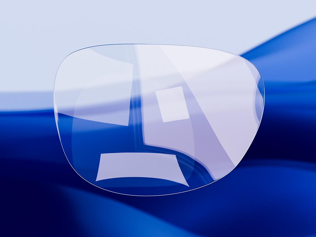 Imagine divizată care prezintă o lentilă ZEISS pe jumătate, caracterizat prin claritate și curățenie, iar cealaltă jumătate afișează o lentilă de ochelari de vedere convențională cu reflexie puternică, subliniind contrastul în ceea ce privește calitatea optică.