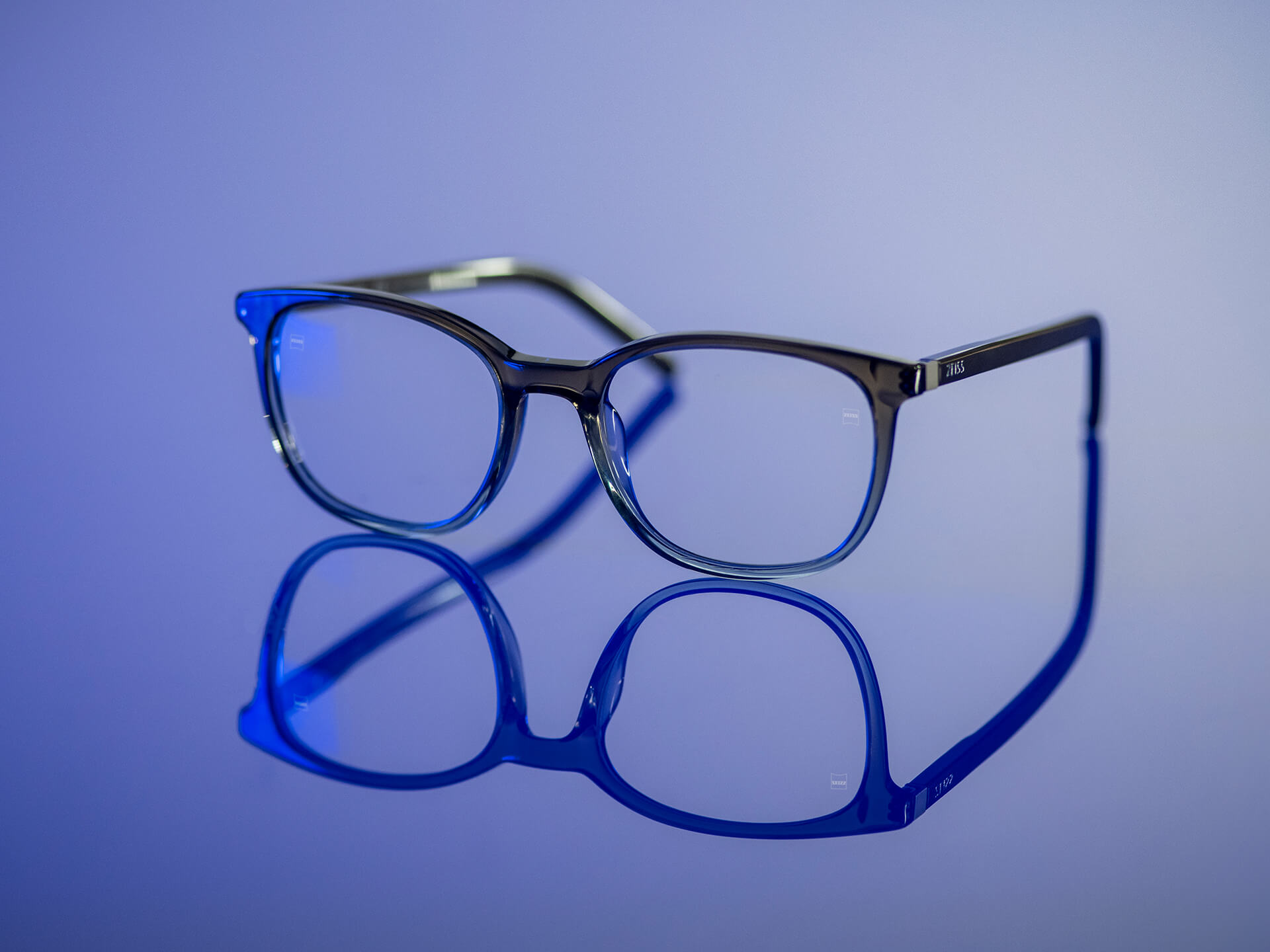 Ochelari care pot fi văzuți în lumină albastră și au lentile ZEISS cu material pentru lentile BlueGuard. Pe lentile este vizibilă doar o reflexie albăstruie foarte redusă.
