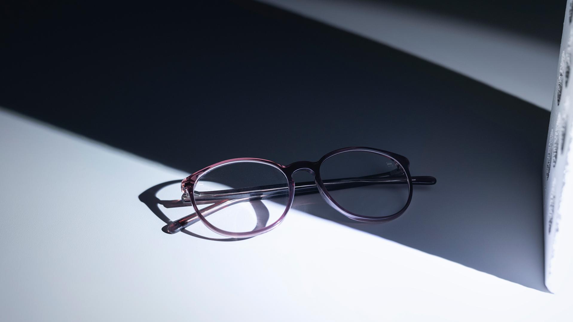 Ochelari cu lentile ZEISS și tratamente DuraVision®, parțial la umbră și parțial la soare.