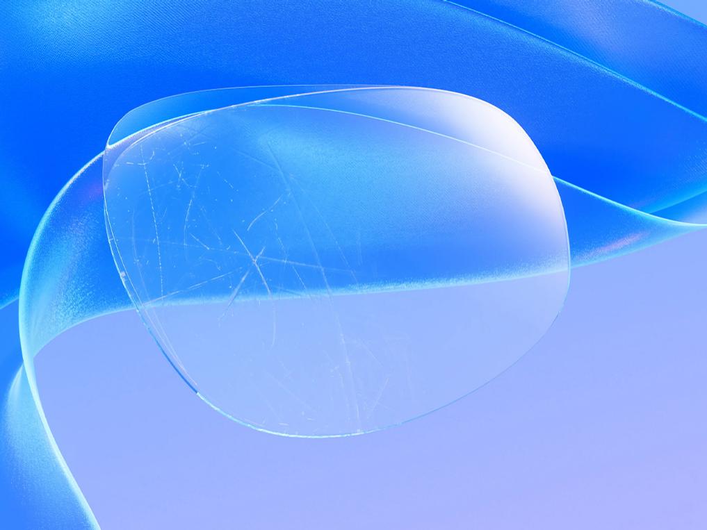 Ilustrație CGI 3D a unei lentile de ochelari de vedere zgâriate care primește un strat subțire de tratament care ascunde în mod eficient zgârieturile, rezultând o suprafață clară și curată a lentilei.