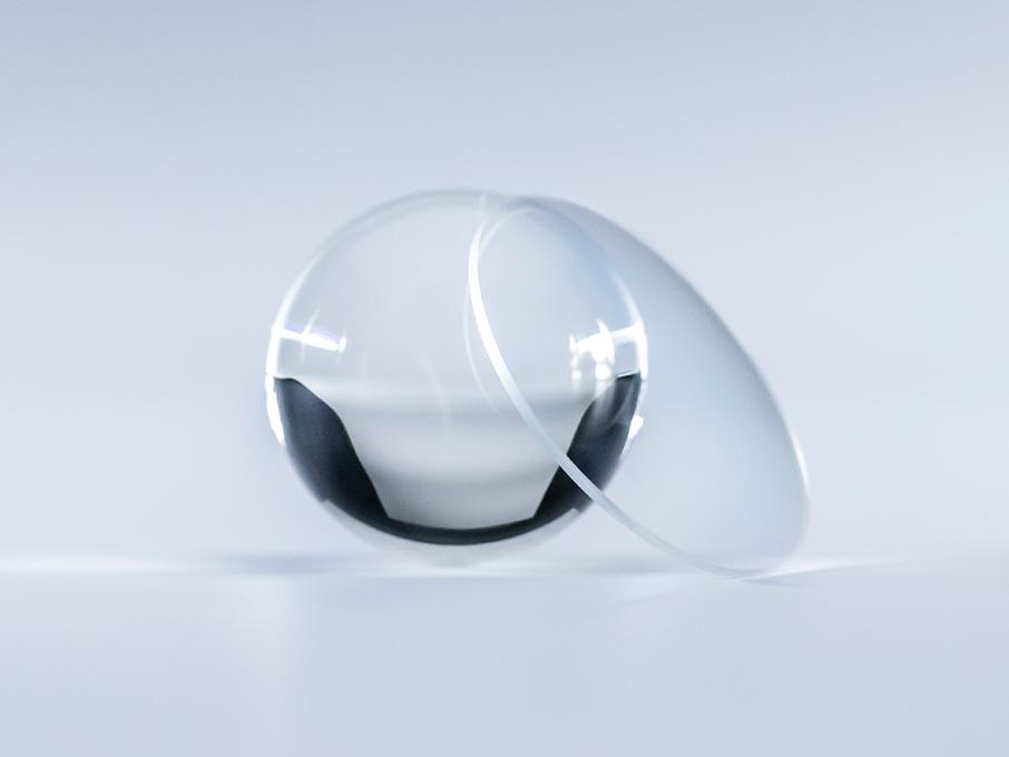 O lentilă cu tratament ZEISS Platinum este extrem de curată, fără reflexii în comparație cu bila de sticlă de lângă acesta.