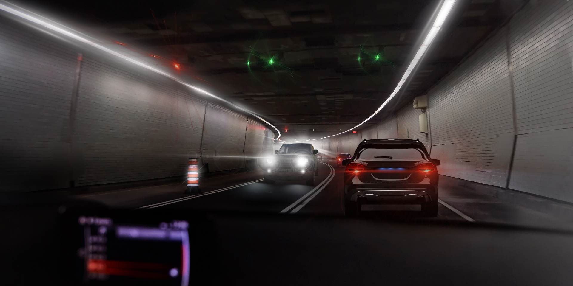 Două imagini ale punctului de vedere al unui șofer într-un tunel cu trafic din plin, arătând pe o imagine strălucirea de la luminile mașinii și ale tunelului și pe cealaltă imagine reducerea în mod clar a strălucirii.