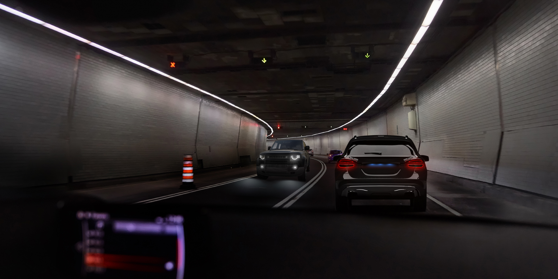 Două imagini ale punctului de vedere al unui șofer într-un tunel cu trafic din plin, arătând pe o imagine strălucirea de la luminile mașinii și ale tunelului și pe cealaltă imagine reducerea în mod clar a strălucirii.