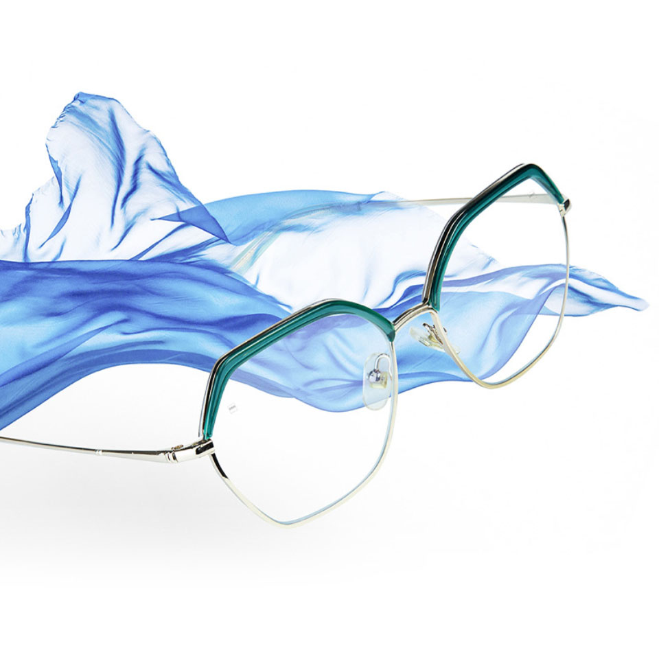 O imagine cu ochelari de vedere cu lentile ZEISS Progressive Light 2 și o cârpă albastră plutind în aer.