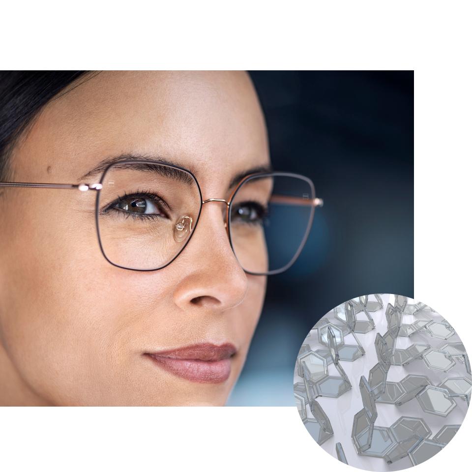 Femei care poartă ochelari de vedere cu lentile incolore ZEISS PhotoFusion X, cu o vizualizare a compușilor coloranți pliați. 