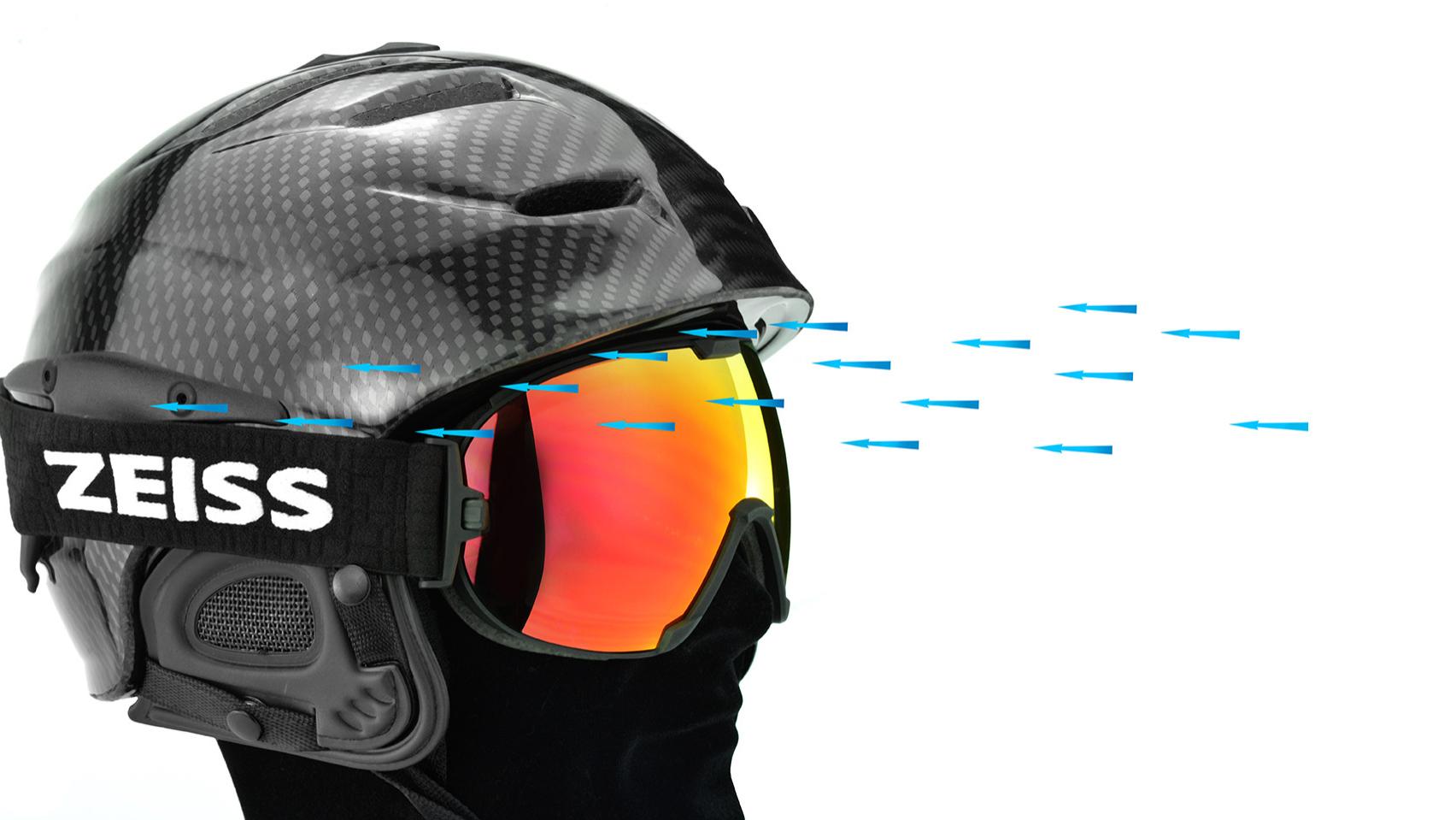 Cască neagră cu ochelari roșii de protecție pentru zăpadă ZEISS