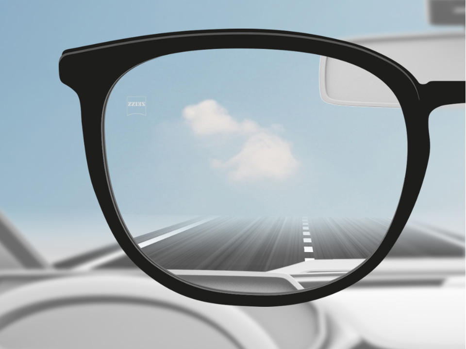O imagine cu punct de vedere cu un șofer cu lentile monofocale ZEISS DriveSafe și lentile complet incolore. 