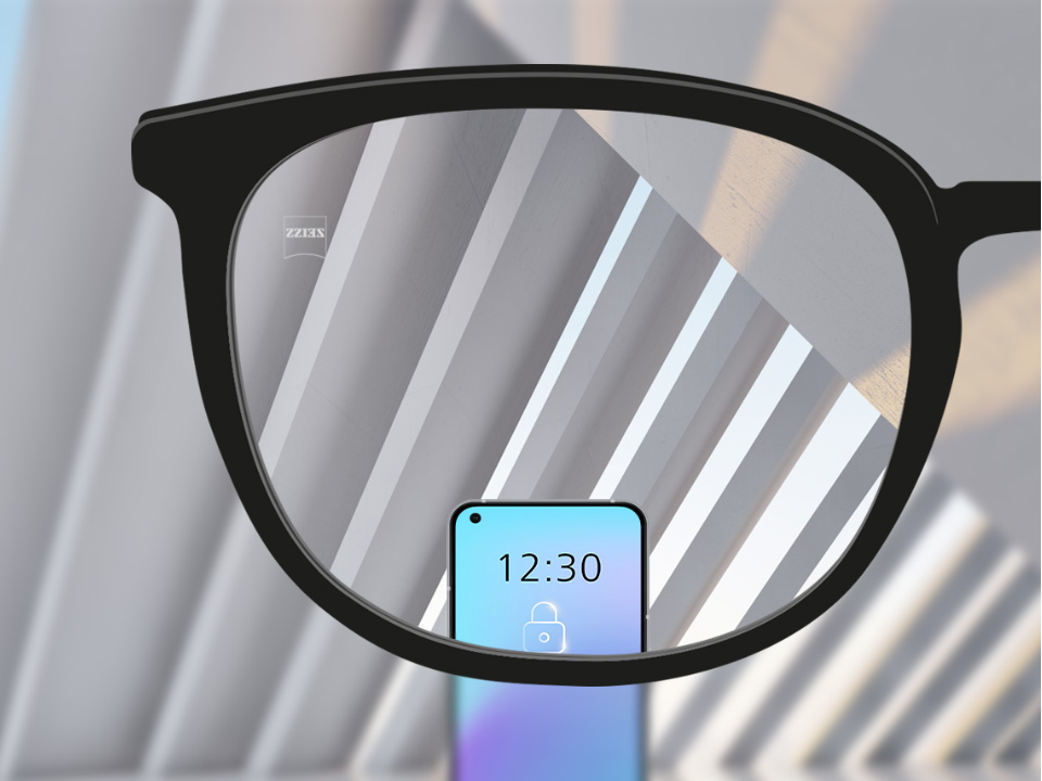 O imagine cu punct de vedere cu lentilele monofocale ZEISS SmartLife cu un smartphone și lentile complet incolore. 