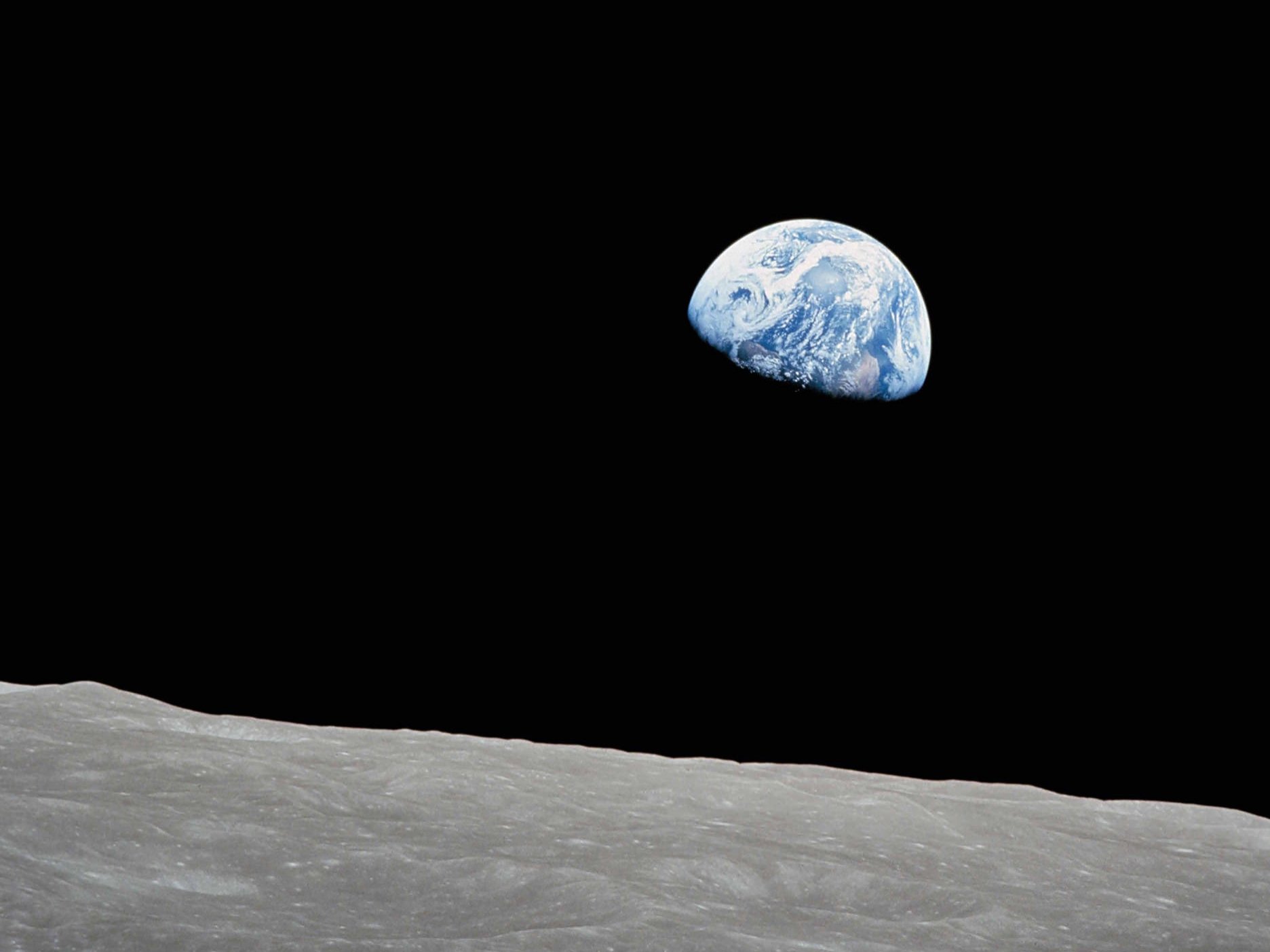 Perspectiva de a sta pe suprafața lunii și de a privi spre pământ.