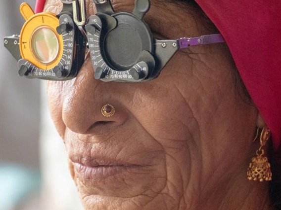 O femeie mai în vârstă purtând ochelari de refracție.
