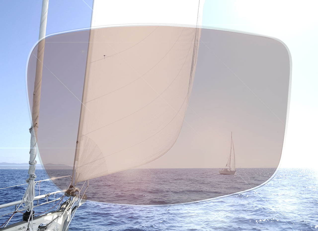 Imaginea arată vederea oceanului prin lentile polarizate. Utilizând un glisor, puteți compara efectul vizual dintre soluția ZEISS și lentilele obișnuite.