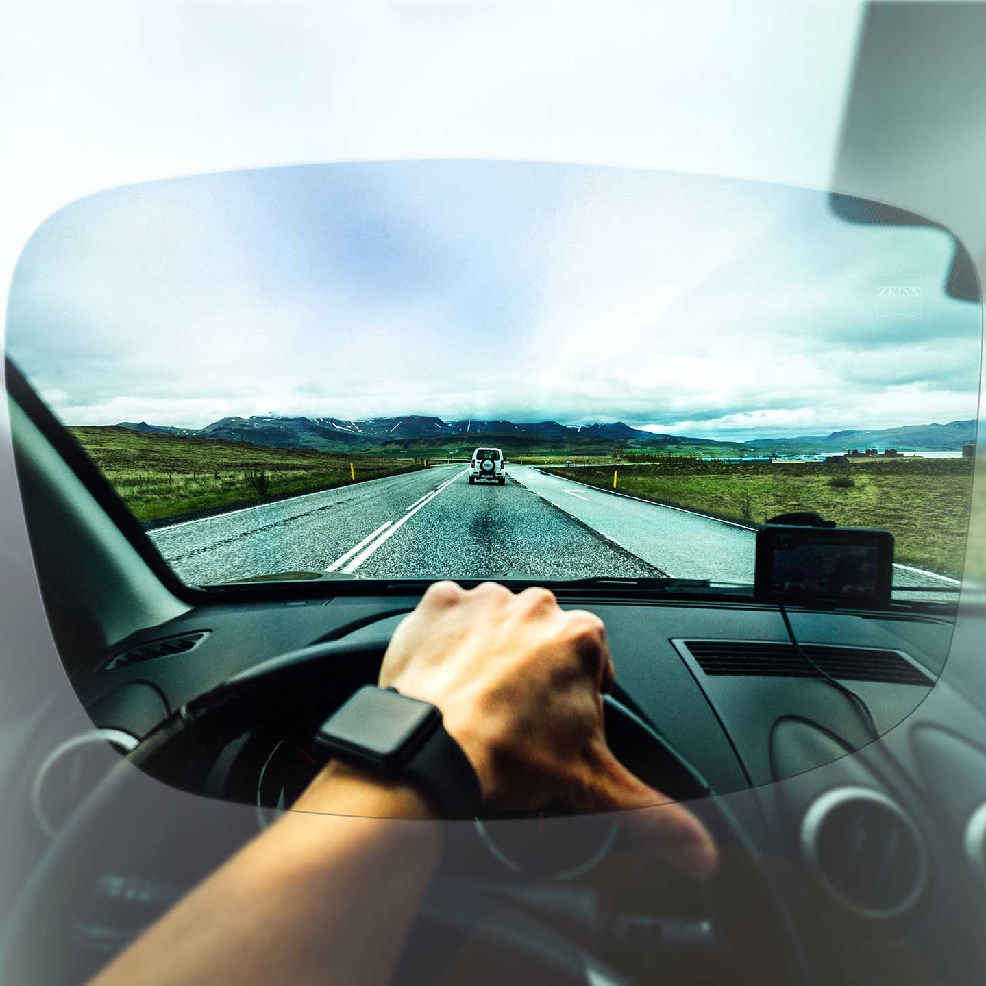 Vedere clară din perspectiva șoferului a străzilor și peisajului prin lentilele din colecția ZEISS Drive
