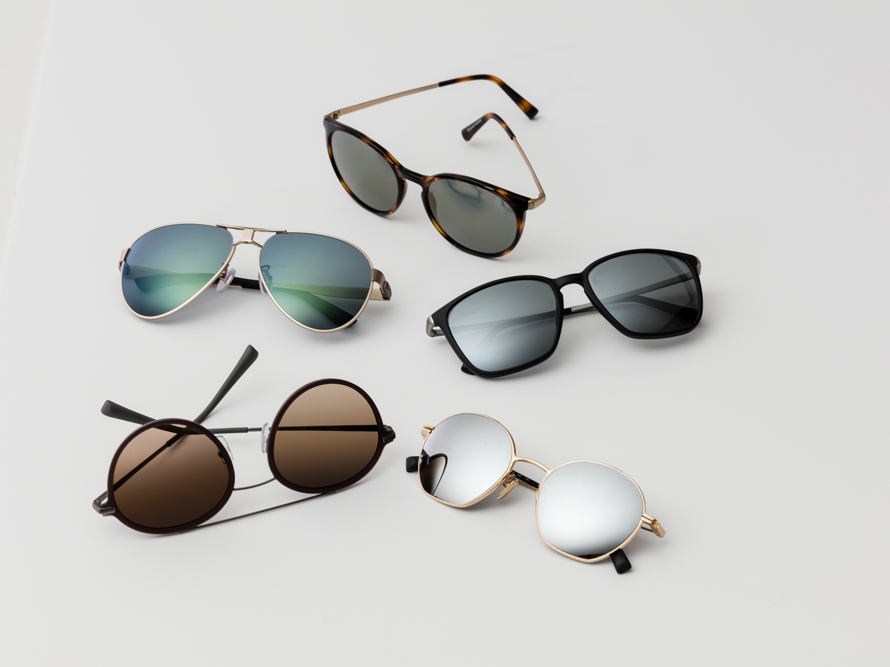 Cinci perechi de ochelari de soare, care arată nuanțele clasice de protecție solară pentru condiții de lumină medie sau puternică.
