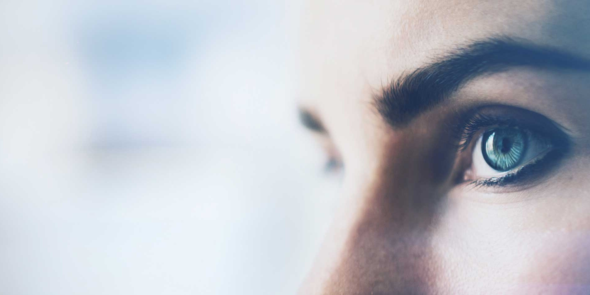 Imagine de aproape a ochiului al unei femei cu efecte vizuale, izolate pe fundal alb