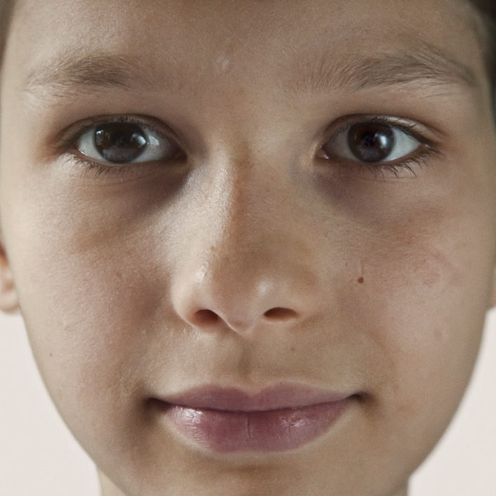 Transformarea feței de la copil la adolescent la adult.
